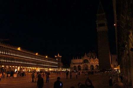 夜のサンマルコ広場