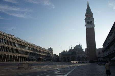 朝のサンマルコ広場