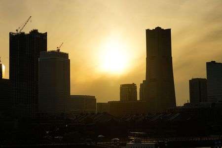 夕暮れ時のランドマーク & 赤レンガ倉庫