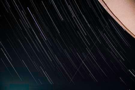 左上枠の外を飛んでっいってしまった2012DA14