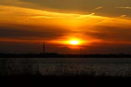 牛久沼からの夕陽にうっすらと富士山
