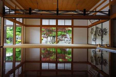 宝徳寺の写りこみです。