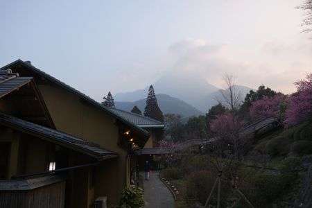 由布岳と温泉宿の朝