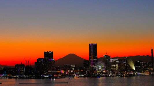 横浜みなとみらい　霞みがかったブルーアワー