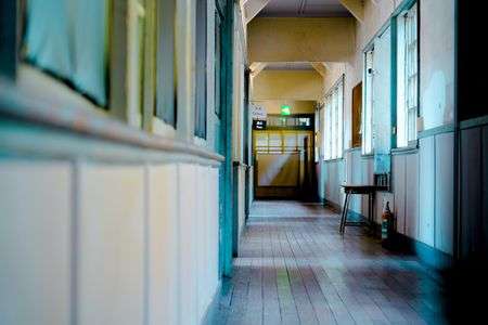 群馬県にある廃校の廊下