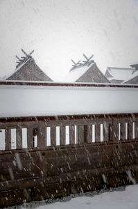 神域に降り注ぐ雪