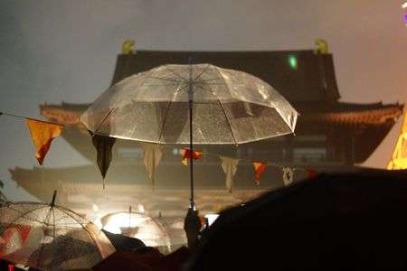 傘を夜空に突き立てる