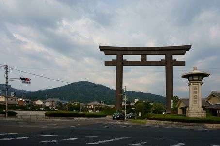 大神神社一の鳥居と三輪山