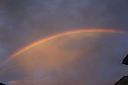 夕暮れに輝く虹