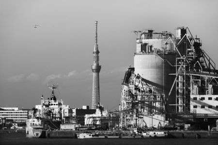 工場とスカイツリー