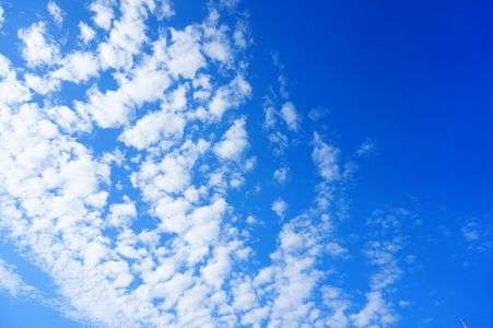 空はどこまでも青く