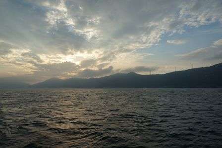 台風の訪れを待つ風車