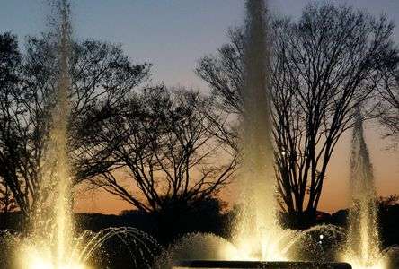 夕暮れの和田倉噴水