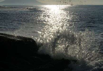 夜明けの波しぶき