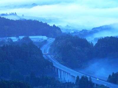 夜明けの高速道路