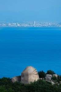 香川県を見つめるニコニコ岩