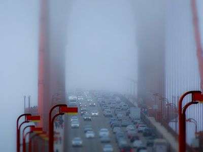 靄の中のゴールデンゲートブリッジ