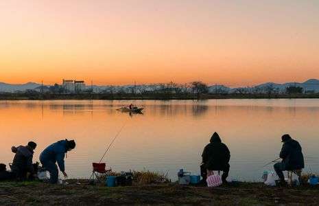 夜明けの釣り人