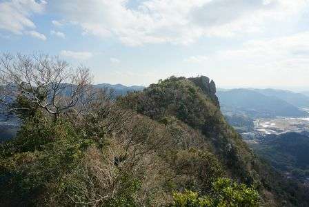 絶壁の上に立つ人