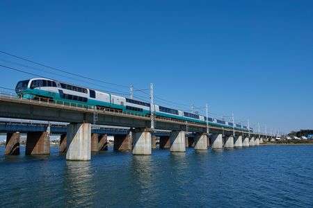 青い空と青い海の世界へ走る