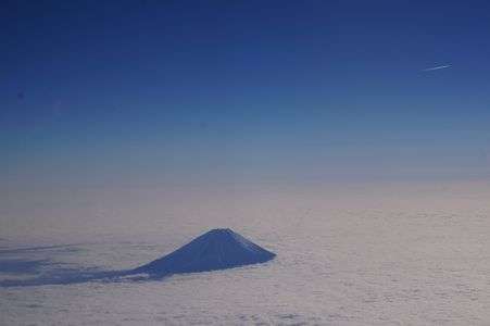 雲海に浮かぶ富士