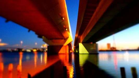 夕暮れの橋の下