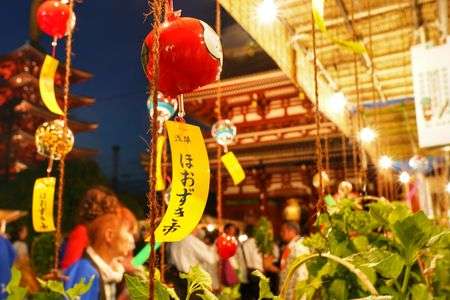 浅草に夏をしらせる赤い玉