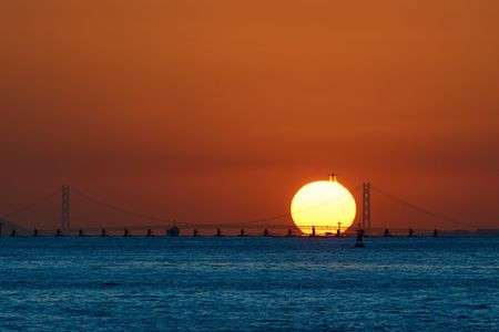 明石海峡大橋に重なる夕陽