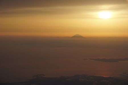 夕日の光と富士山