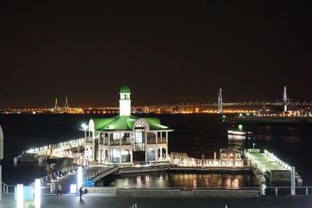 ぷかり桟橋とベイブリッジ