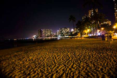 ワイキキビーチの夜景