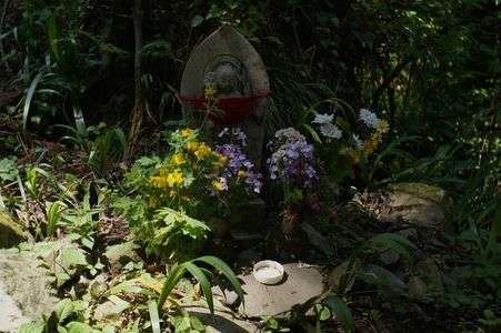 初夏　高尾山　ハイキングコース道脇のお地蔵さん