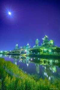 輝く月と旭カーボン工場夜景