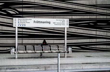 黒い波が流れる