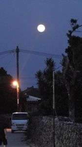 集落から観る月