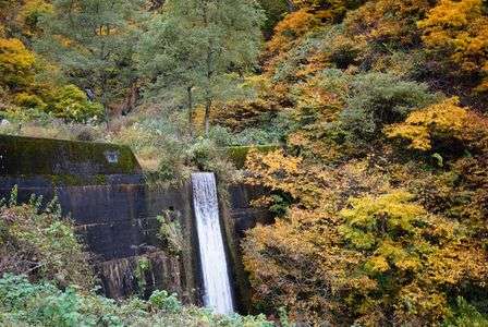 紅葉に染まる滝を求めて