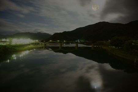 月と錦帯橋