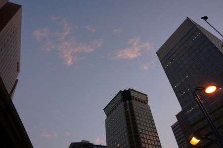 夕焼けせまるビルの街