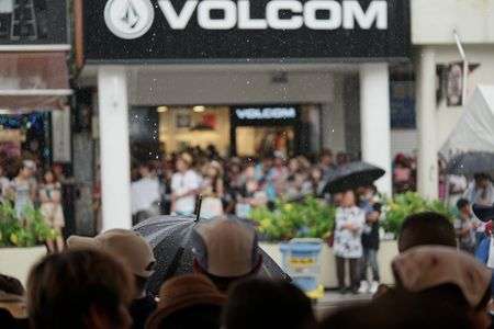 歩行者天国　雨宿り