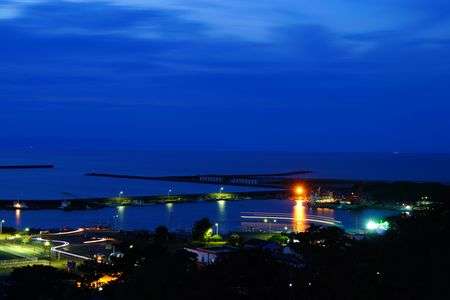 夜の港