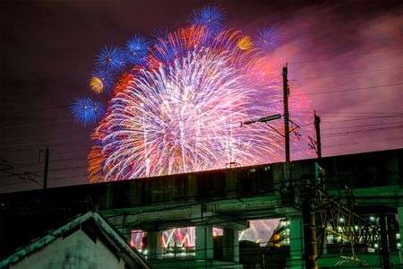 新幹線高架橋と花火