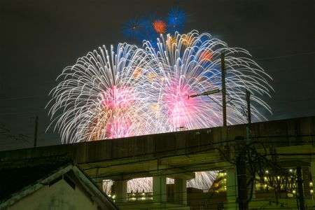 新幹線高架橋と花火