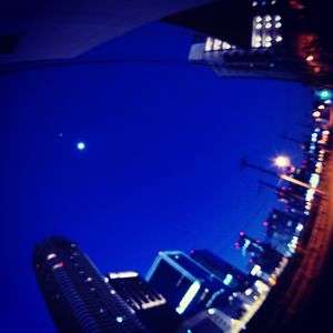 月明かりの下で