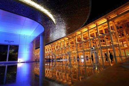 夜のベルギー館