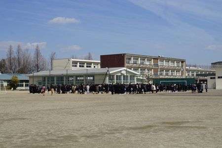 卒業生学校での最後の戯れ