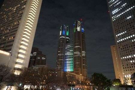 夜の都庁と朝の都庁