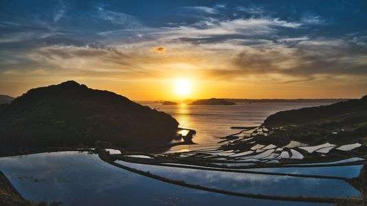 棚田と海と夕陽