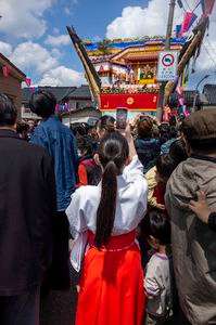 巫女さんもデカ山に夢中💛