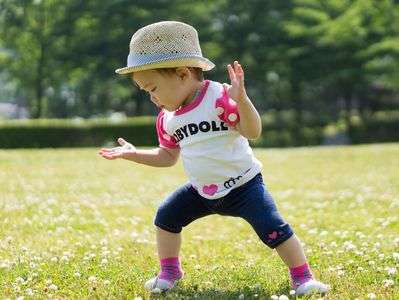 シロツメクサと戯れる