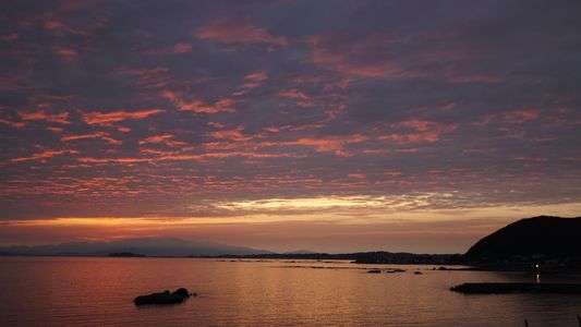 夕焼け色に染まる雲